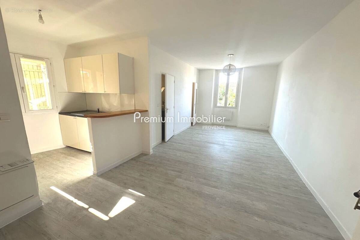 Appartement à LE PUY-SAINTE-REPARADE
