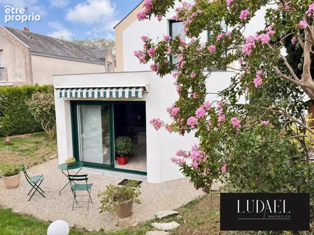 Maison familiale de 136 m² avec jardin paysager et double garag - photo 2