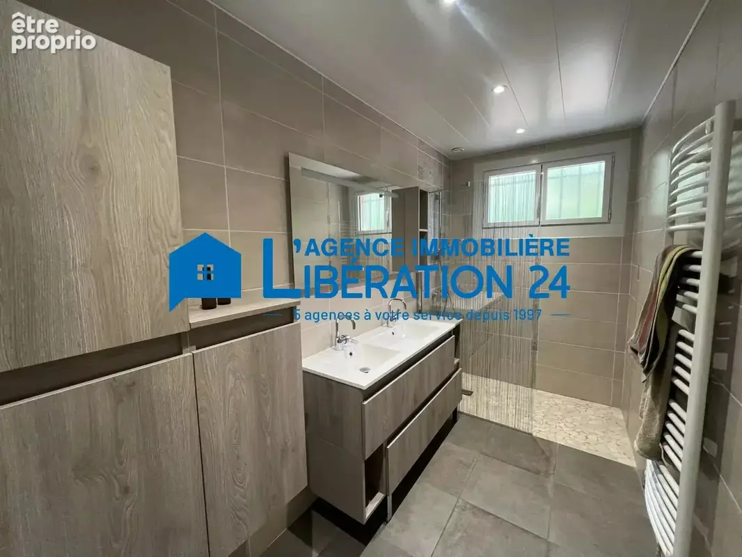 Maison familiale de 193 m² à Saint-Genest-Lerpt - photo 11