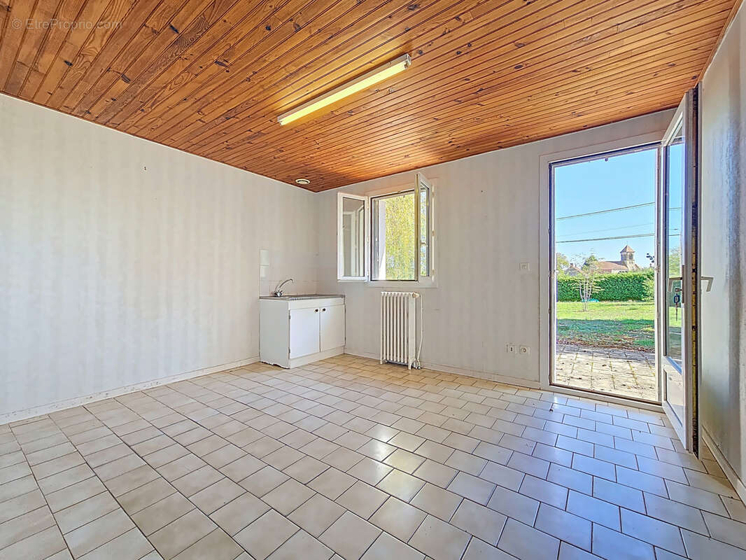 Terrain à NEUILLY-EN-DUN