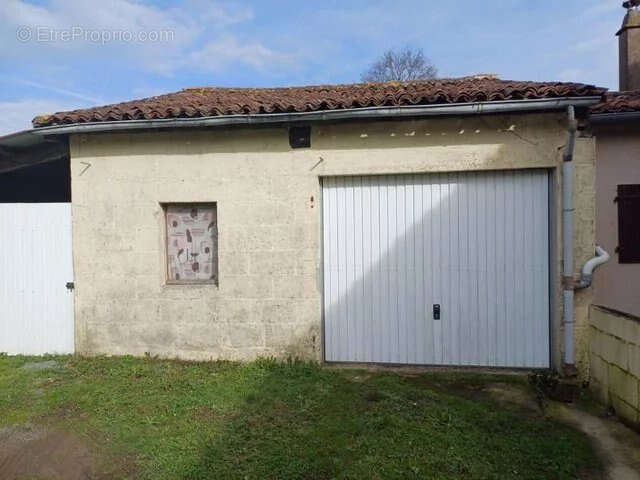 Maison à MONCOUTANT