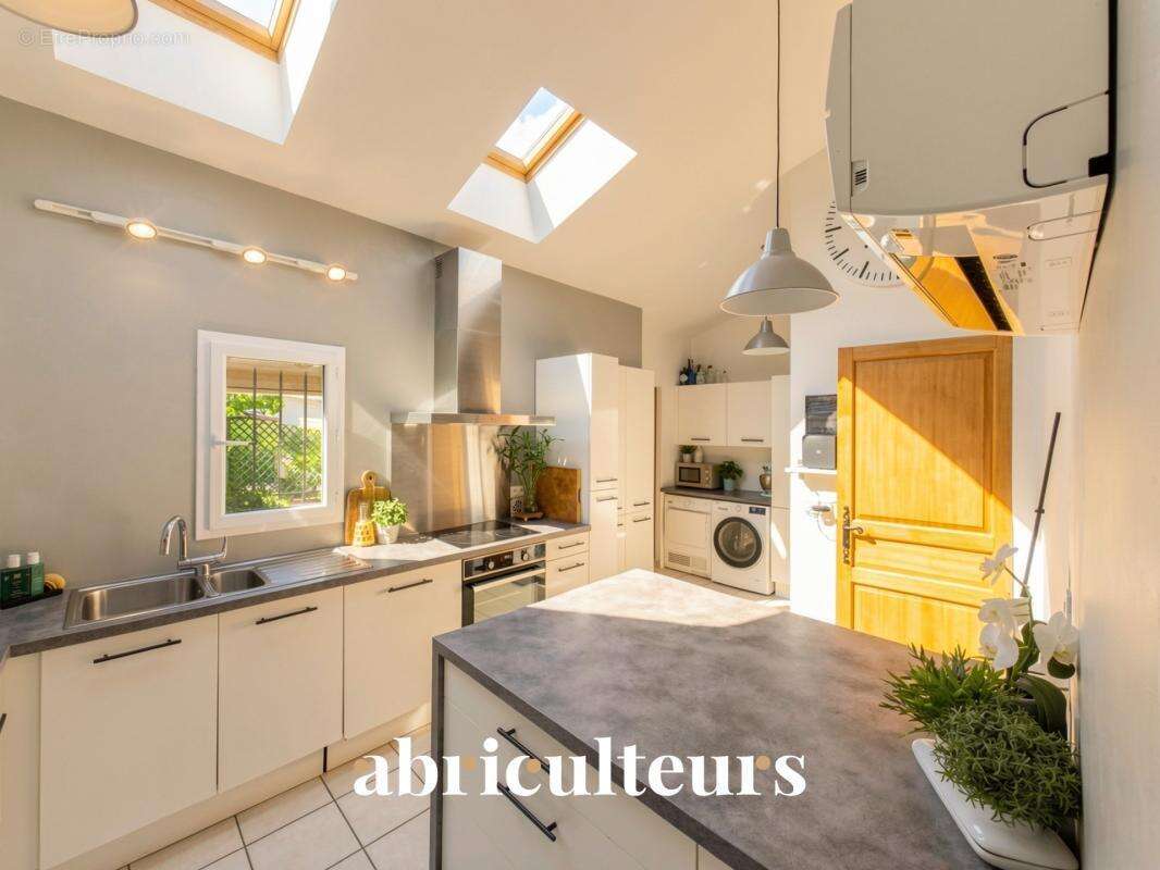 Propriété de 260 m² avec deux gîtes  labellisés 4 étoiles en vente à  Aups (83630) - photo 6