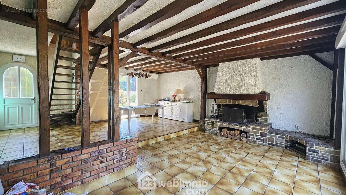 Voici une vue d'ensemble du séjour. - Maison à MILLY-LA-FORET