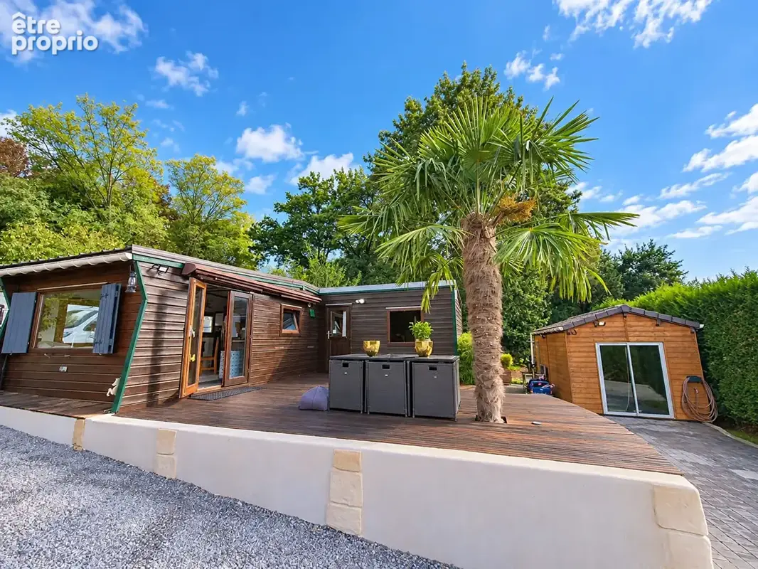 Chalet en bois sur un terrain de 1 318 m² - photo 1