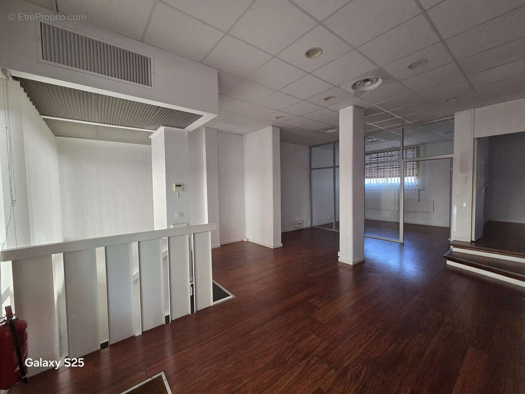 Commerce 96 m² à Hyeres  - photo 2