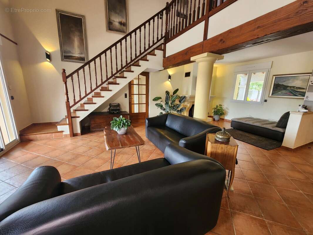 Superbe Villa de Campagne Alliant Luxe Moderne et un Magnifique Terrain - photo 3