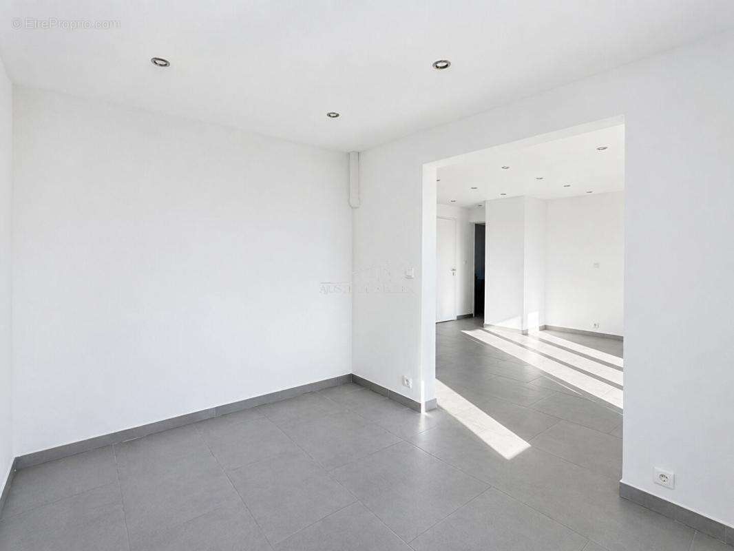 VITROLLES ? Secteur recherché du Rocher ? Appartement T4 rénové avec vue dégagée - photo 5