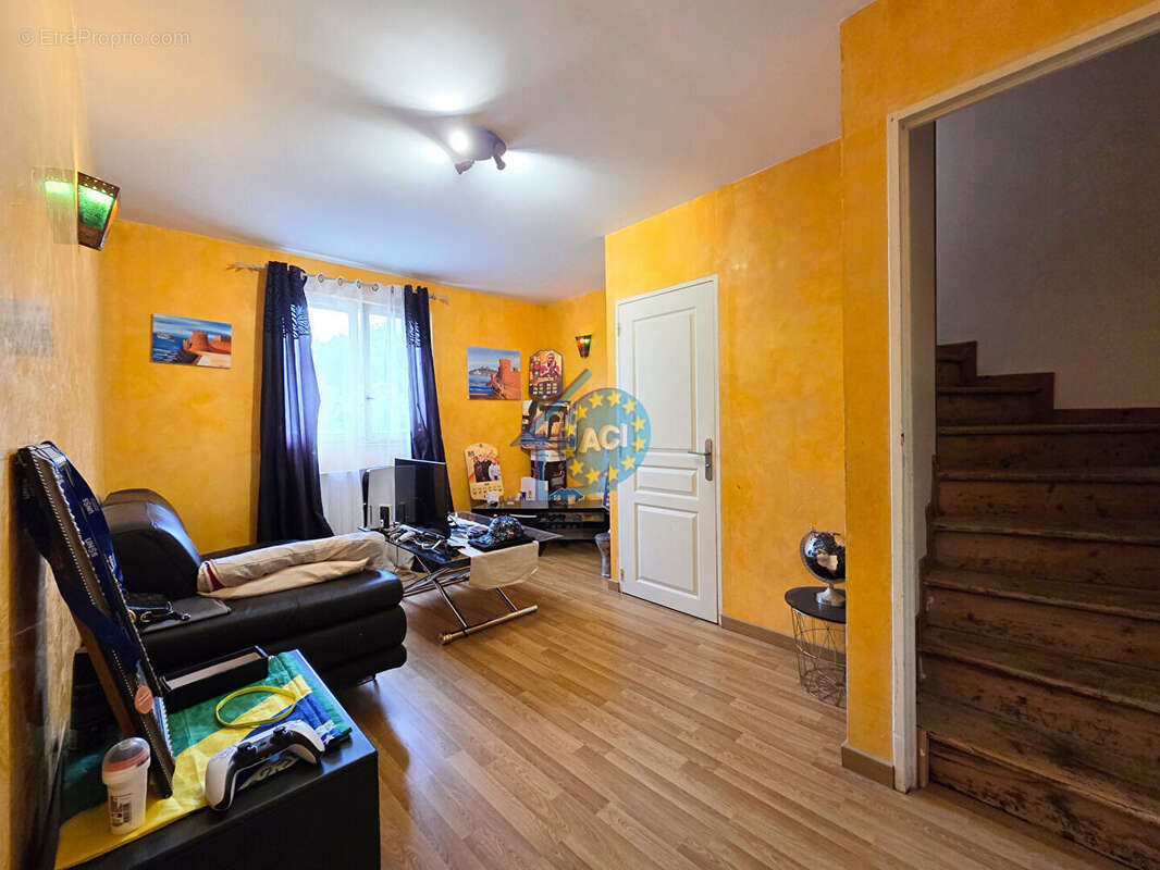 Maison à FOLLAINVILLE-DENNEMONT