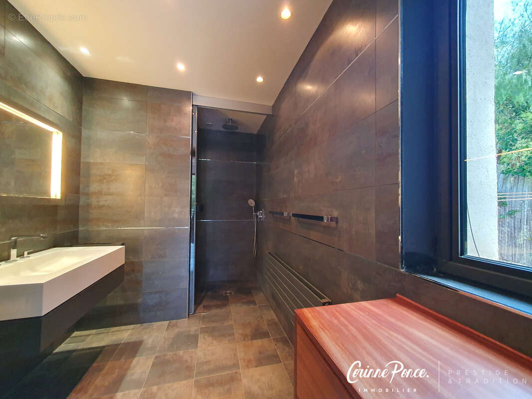 Superbe Villa contemporaine avec piscine proposée par Corinne Ponce Immobilier - photo 14