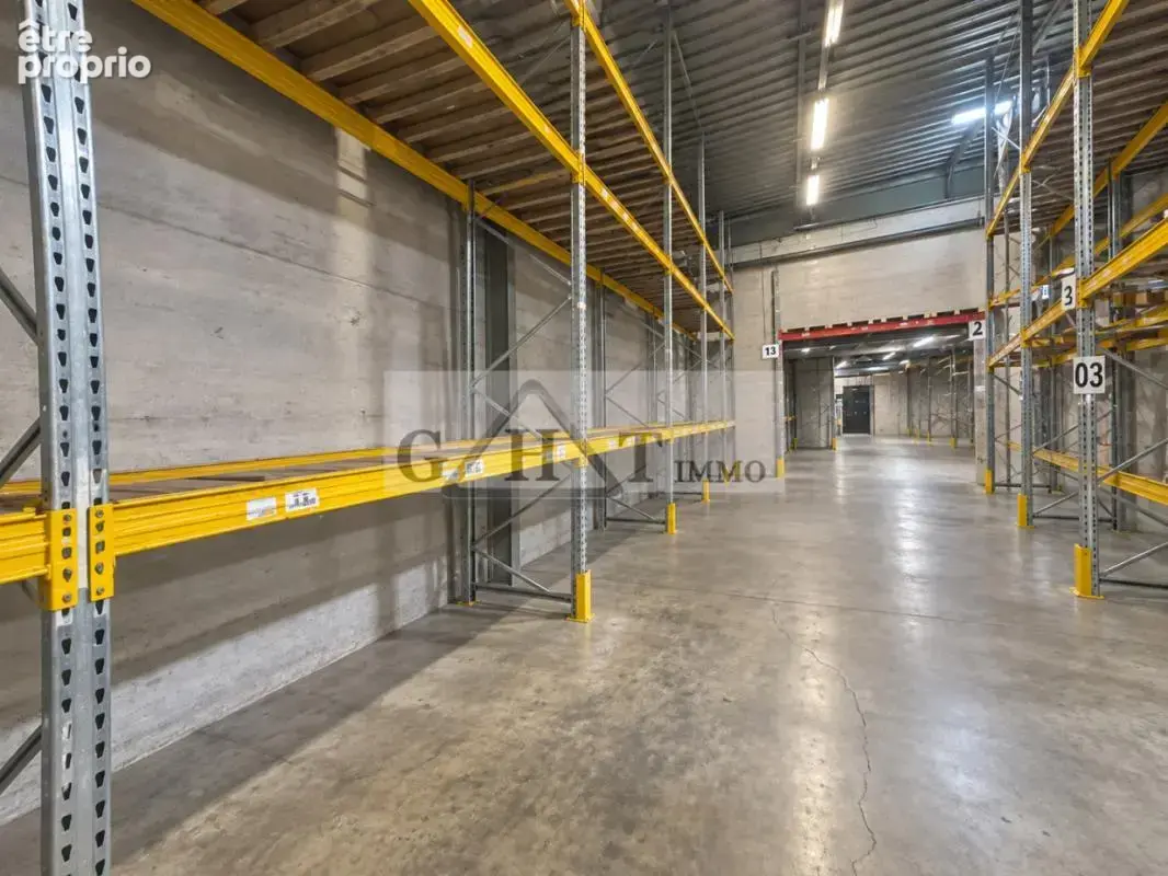 Entrepot + locaux á vendre - photo 2