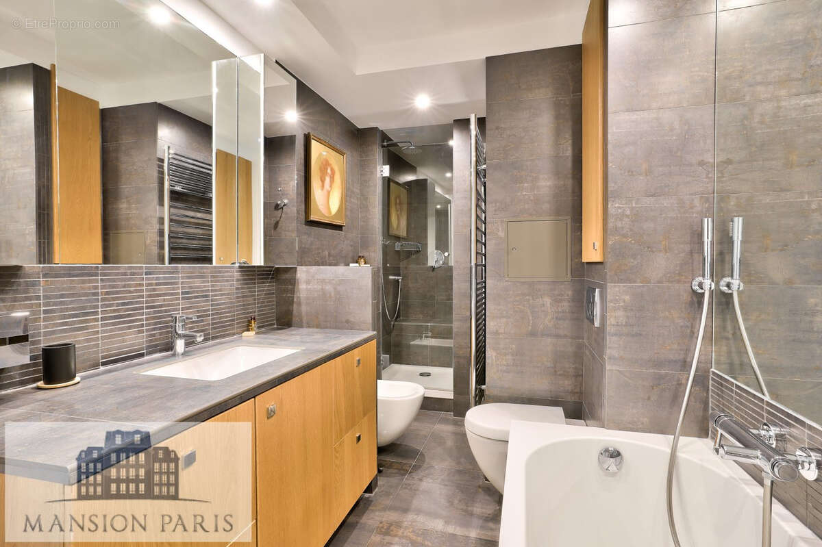 Appartement à PARIS-16E