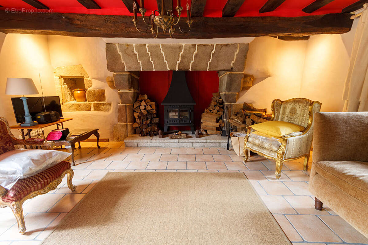 Mayenne : Manoir fortifié de 4 chambres avec dépendance, granges, boulangerie et enclos. - photo 4