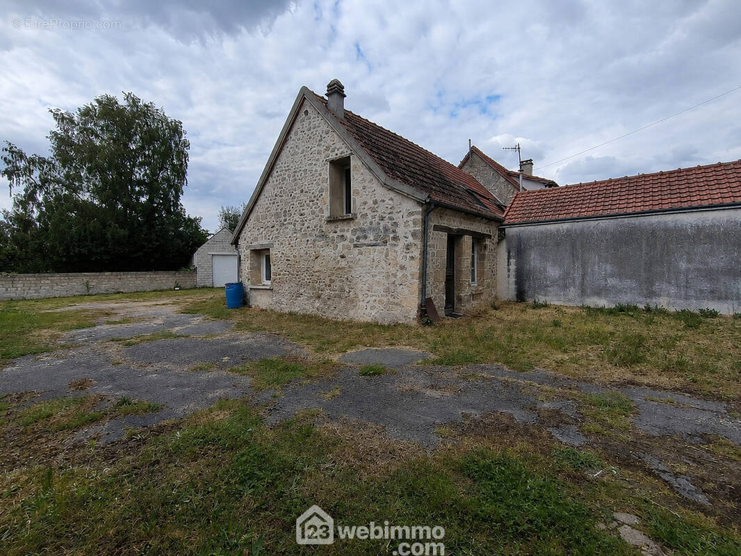 Jolie petite maison en pierre d'une surface de 30 m² - Maison à MONT-NOTRE-DAME
