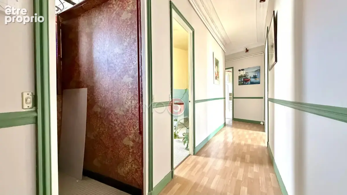 F5 haussmannien secteur mairie. Ascenseur, cave et box. - photo 8