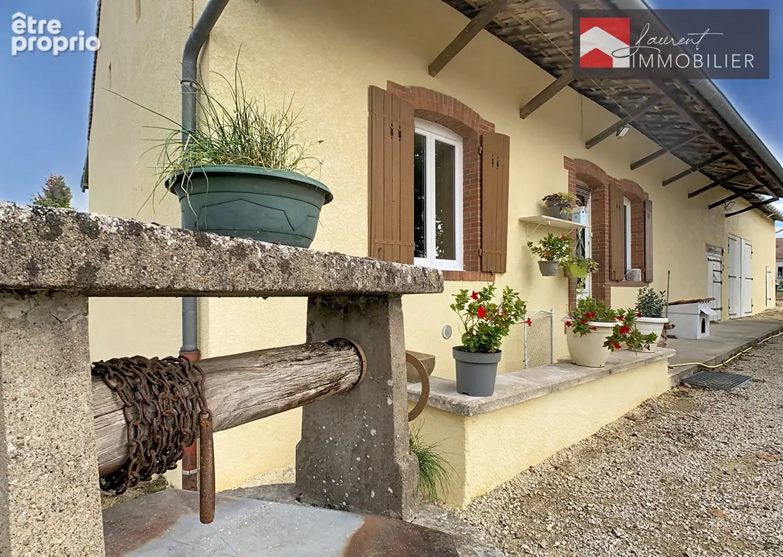 Simandre - Ancienne ferme bressane avec dépendances - photo 1