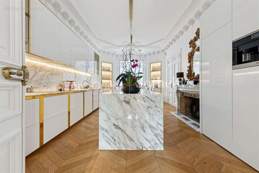 Appartement à PARIS-8E