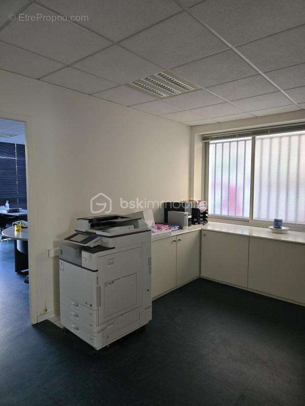 Immeuble de bureaux sur 3 niveaux avec appartement indépendant, opportunité d'investissement rare - photo 10