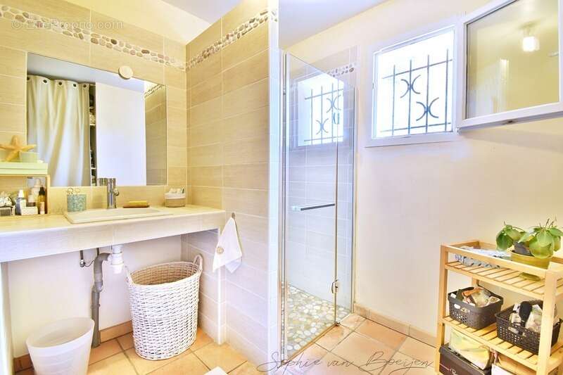 Maison à vendre 7 pièces SAINT MARC JAUMEGARDE (13), de 140 m² sur plus de 1 400 m², 4 chambres, au calme - photo 17