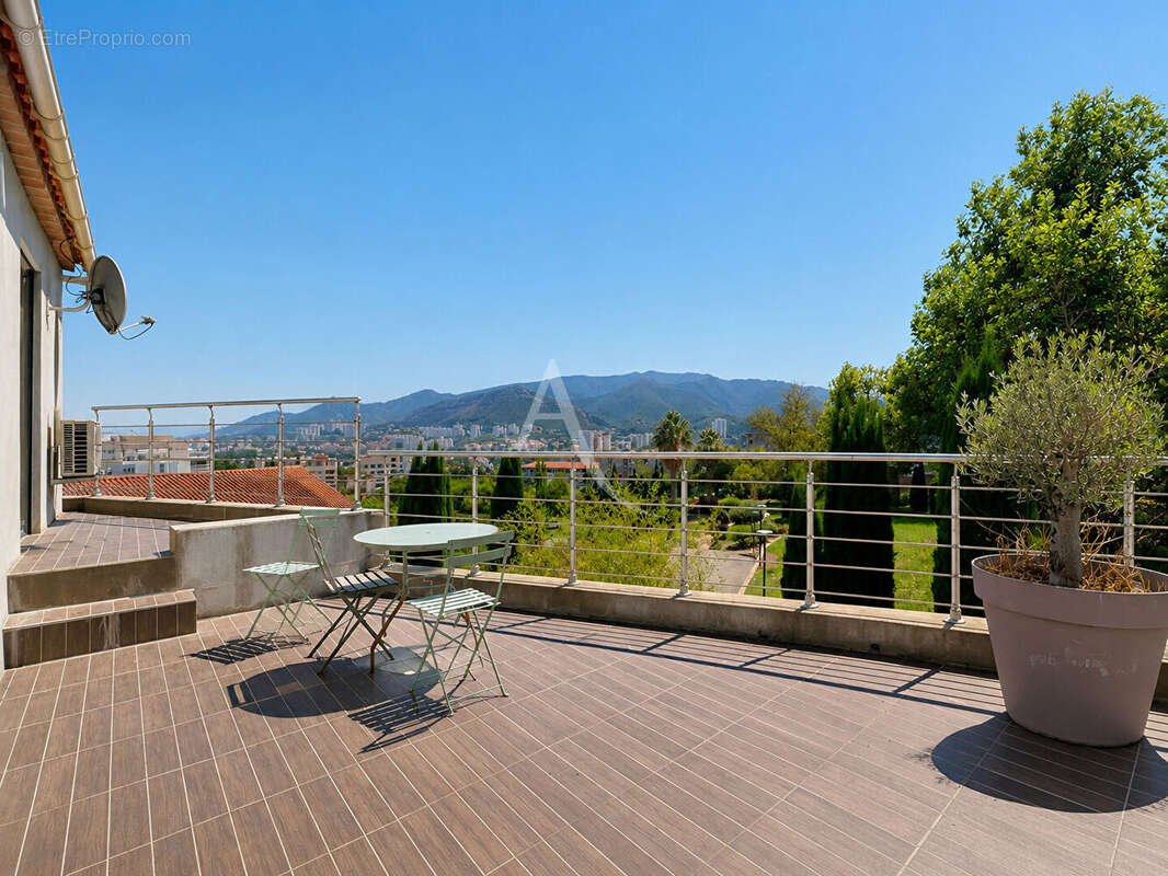 Maison familiale avec piscine, dépendance et stationnement ? Marseille 11e - photo 3