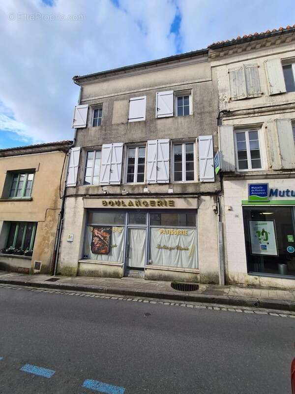 Appartement à VILLEBOIS-LAVALETTE