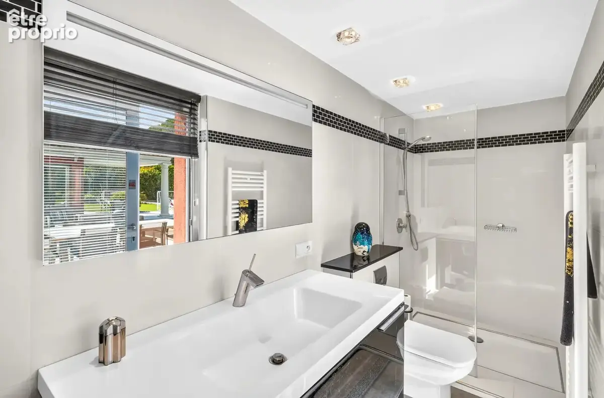 MOUGINS- belle villa individuelle de plain pied avec studio et piscine - photo 13
