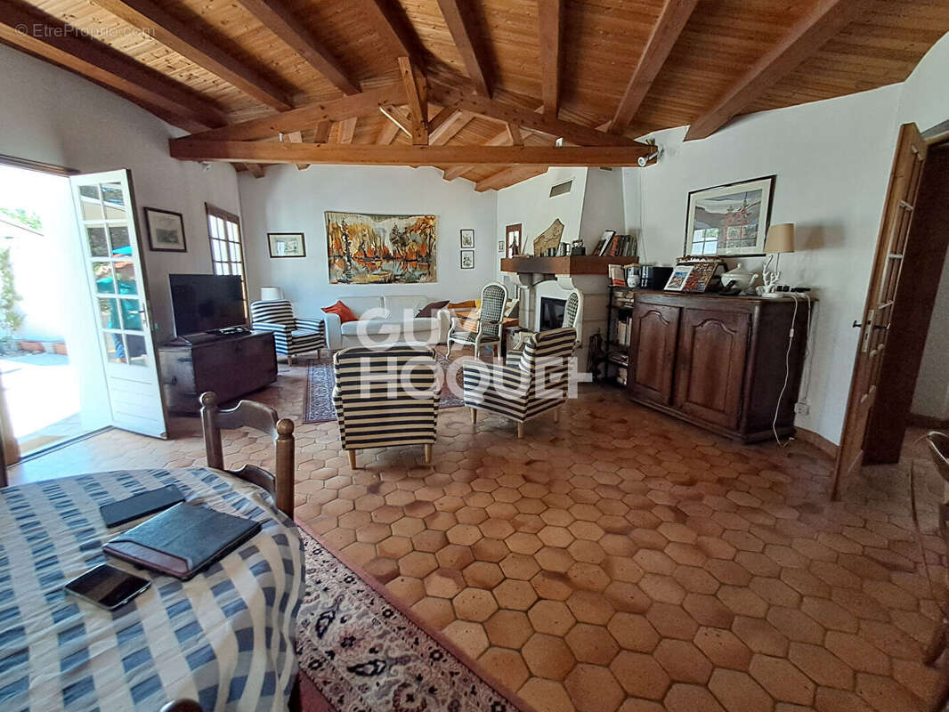 Maison à vendre à La Flotte - 5 pièces, piscine, grand terrain - photo 5