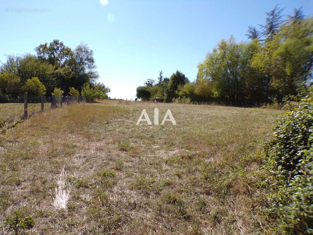 Terrain constructible à 10 km de Ruffec - photo 2