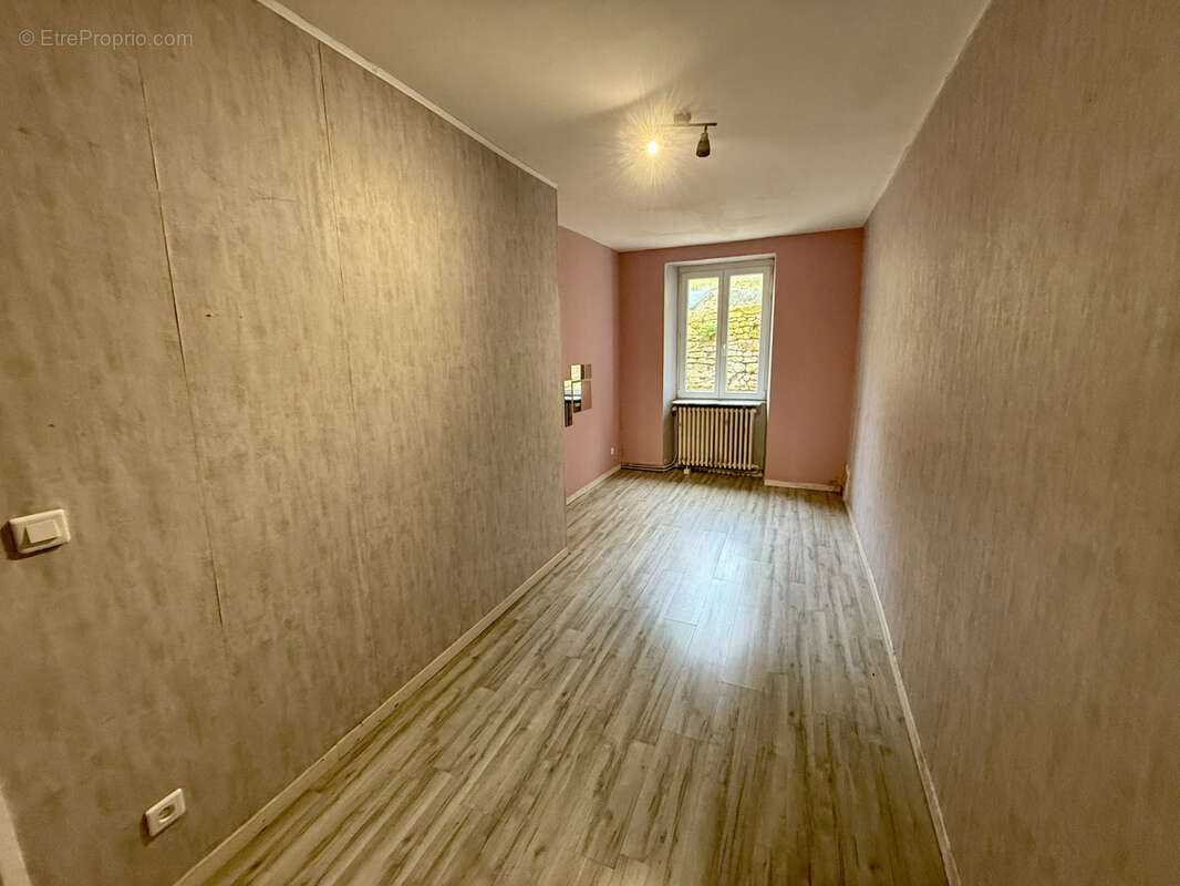 Maison à VIVIERS-SUR-CHIERS