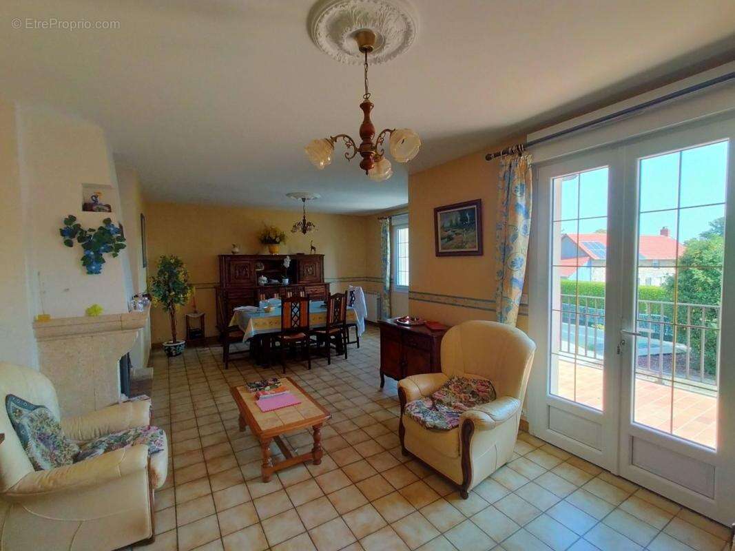 Maison à VILLAINES-LA-JUHEL