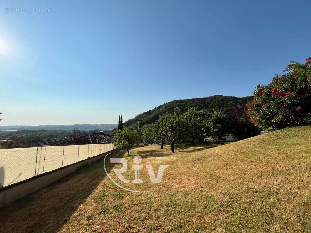 Maison de 145 m² avec piscine, grand terrain - photo 10