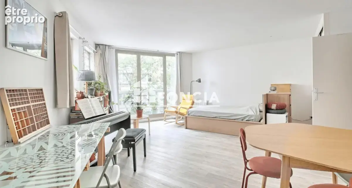 Tram jean moulin studio transformable en 2p dans immeuble recent - photo 2