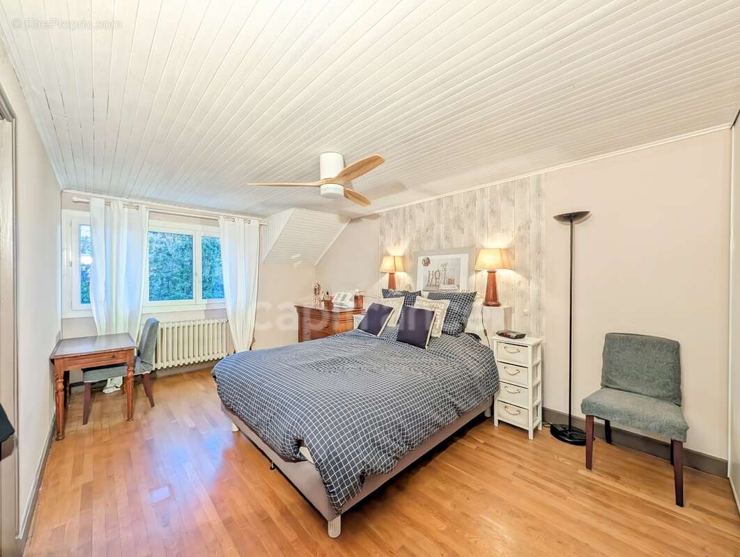 A vendre à 5 mn de Chalon-Sur-Saône (71) cette villa authentique de 189 m² 7 pièces 5 chambres 1 bureau et terrain de 2310 m² - photo 13
