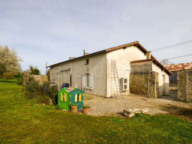 Maison à CHEF-BOUTONNE