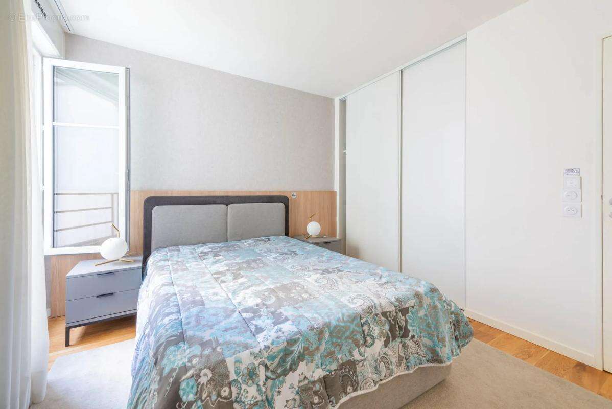 Appartement à COURBEVOIE