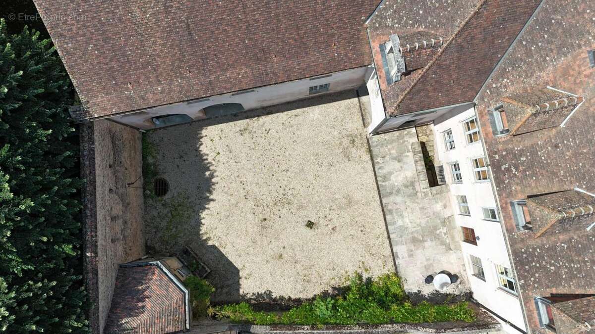 Hôtel particulier du 18ème siècle ouvrant sur cour fermée - photo 4
