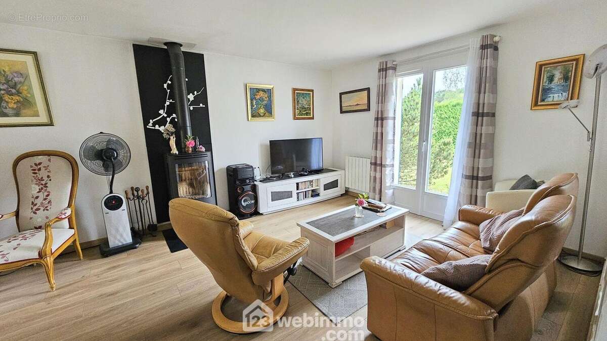 Un séjour lumineux avec son poêle à bois. - Maison à BOUTIGNY-SUR-ESSONNE
