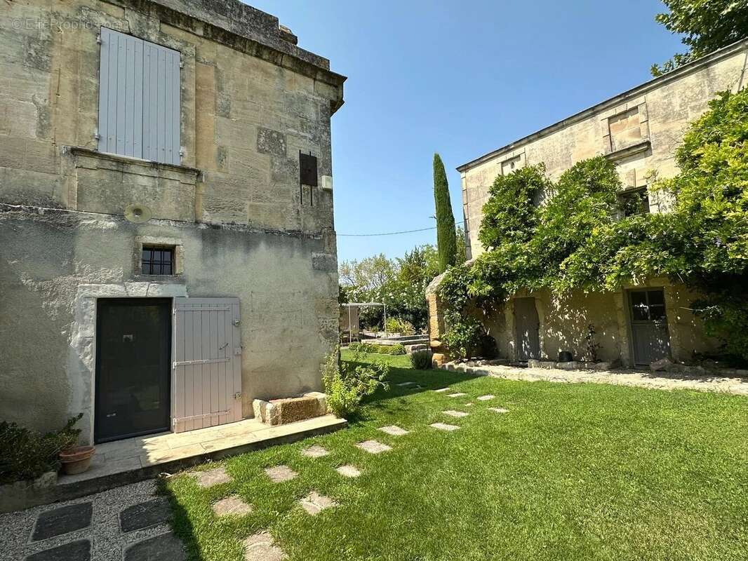 Maison à MOURIES