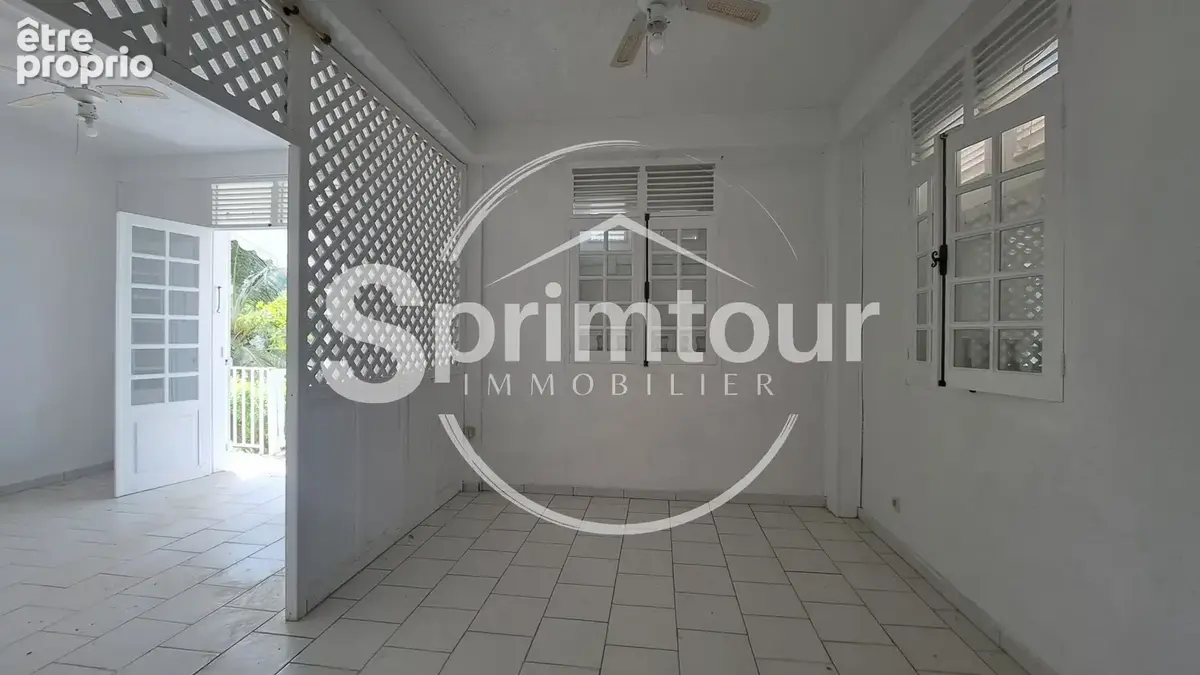SAINT-CLAUDE-Villa T4 avec jardin, terrasse vue mer et studio indépendant + double garage - photo 23