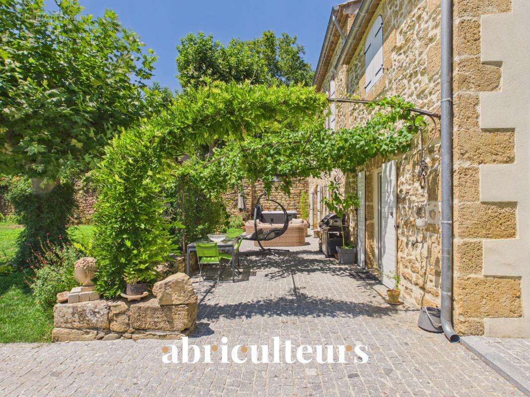 Mas provençal rénové de 249 m² avec dépendance – Grans - photo 2