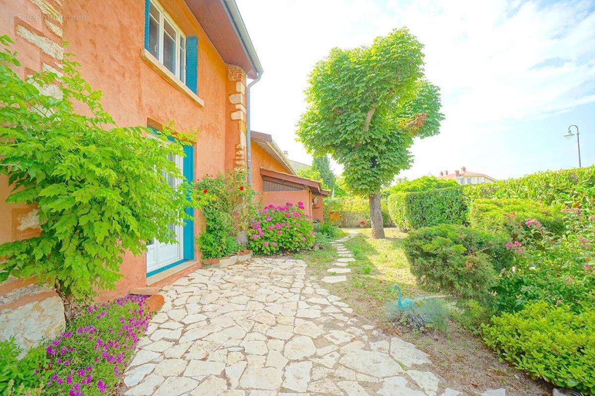 Maison à LA TOUR-DE-SALVAGNY