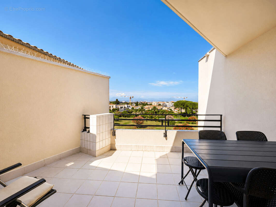 Antibes • Duplex 4 pièces 98 m2 • 2 Terrasses • Dernier étage • Aperçu mer • Double garage • Piscine • Tennis - photo 4