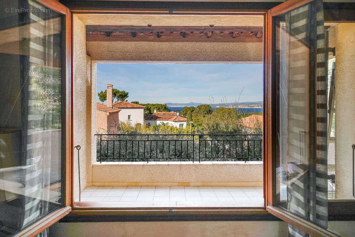 Six Fours Les Plages, Rayolet, Villa T8 de 248m2, Vue mer et proche plage - photo 2