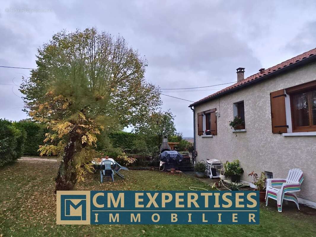 Maison à LEGUILLAC-DE-L&#039;AUCHE