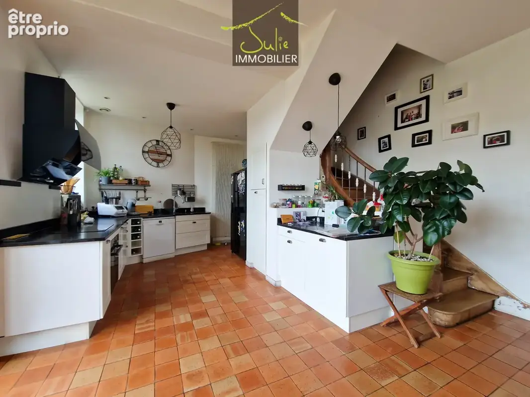 MAISON HYPER CENTRE VILLE BRESSUIRE 250m2 habitable avec jardin et garage - photo 2