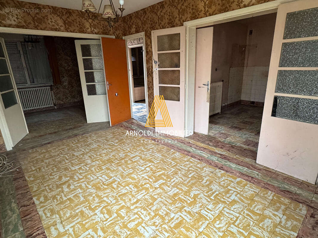 Maison individuelle à rénover de 4 chambres secteur Hôpital de VALENCIENNES - photo 6
