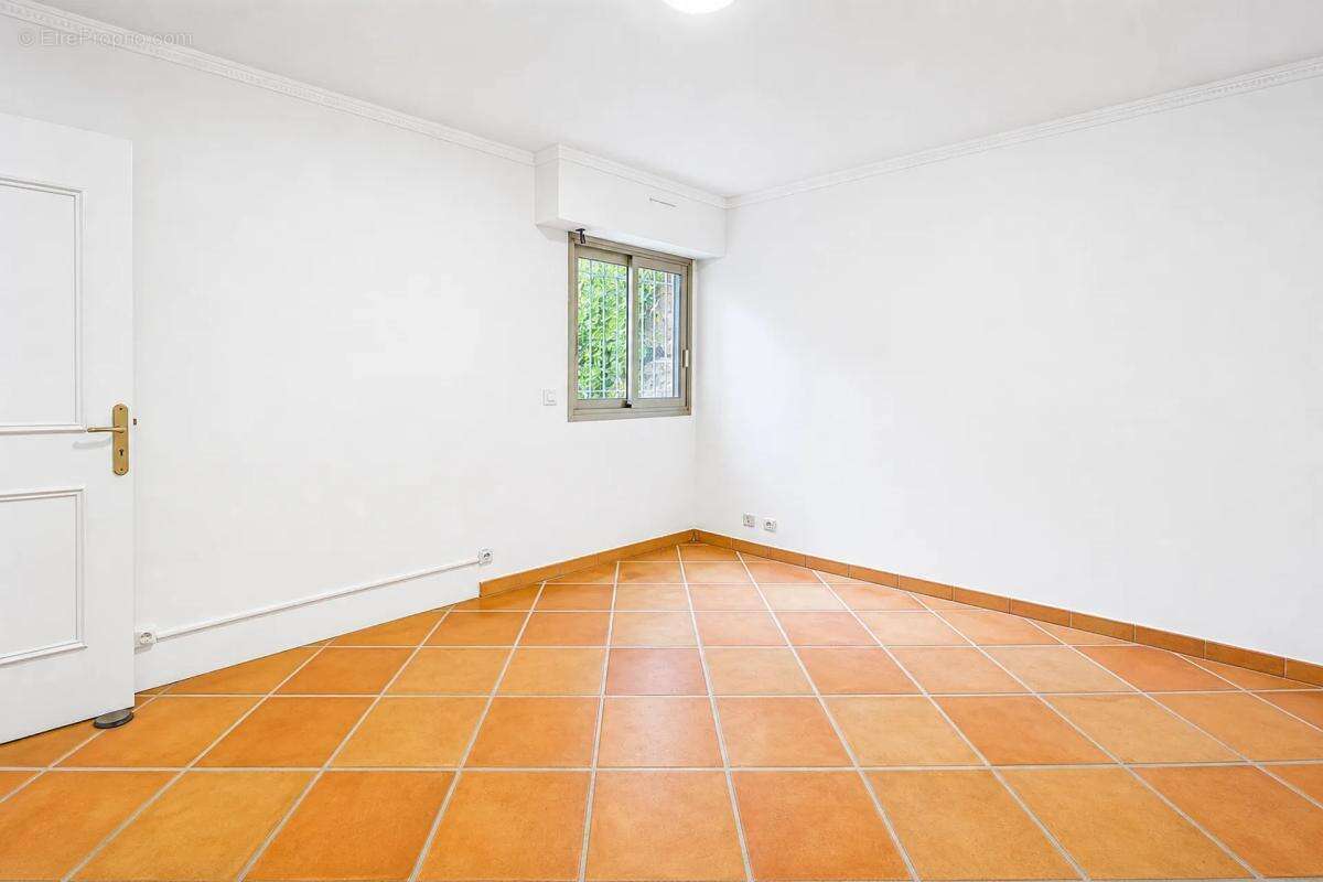 Bien rare à Antibes : appartement-villa avec jardin privé - photo 15