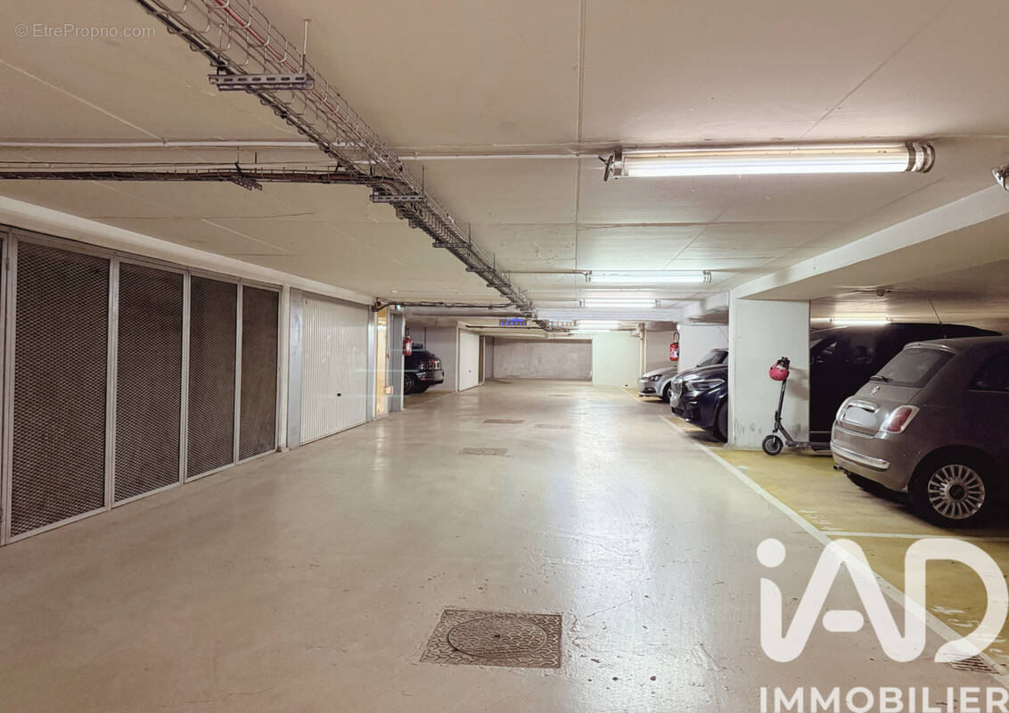 Photo 1 - Parking à PARIS-15E