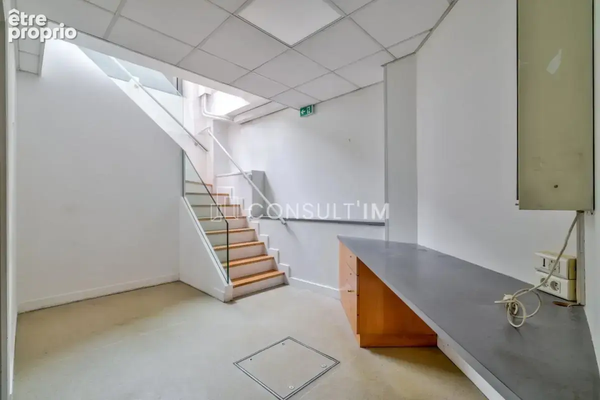 Métro Saint-Marcel, boutique d'angle à vendre dans un bel immeuble - photo 5