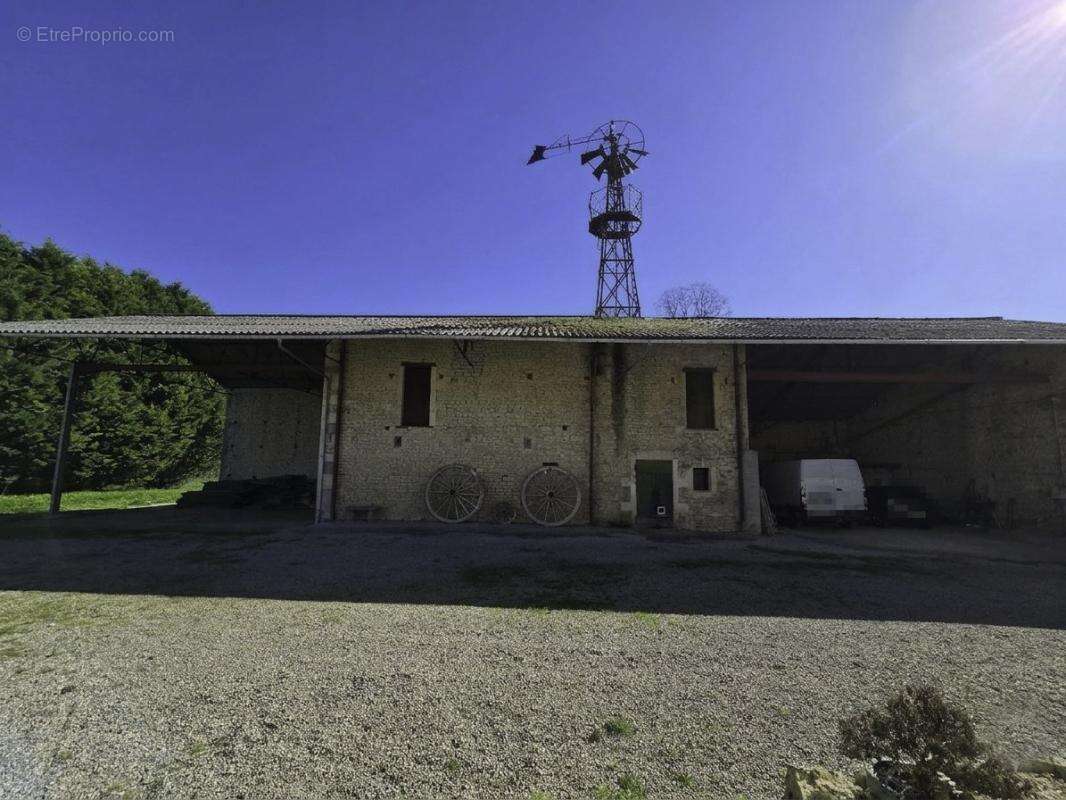 Maison à SAINT-PIERRE-DE-JUILLERS