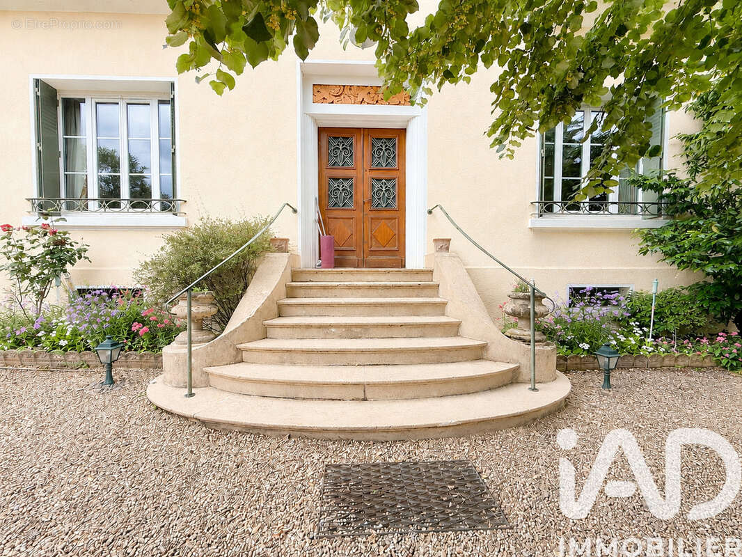 Maison 220 m² à Villefranche-Sur-Saone  - photo 2